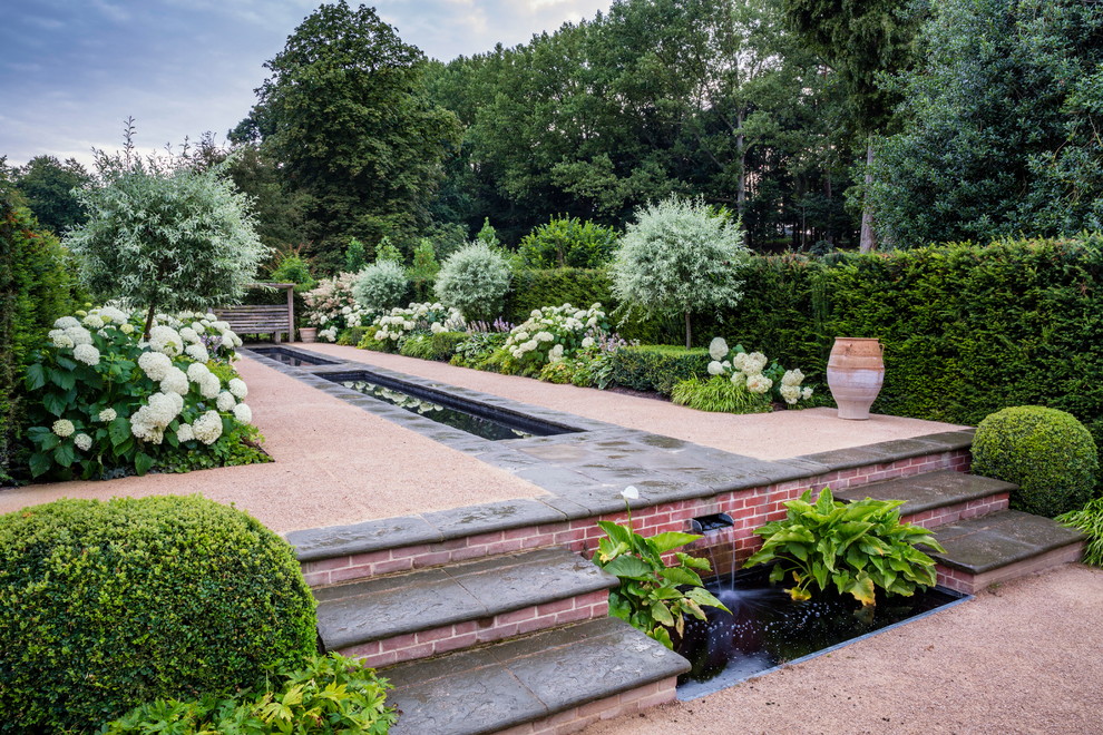 Idéer för en stor klassisk trädgård, med en fontän