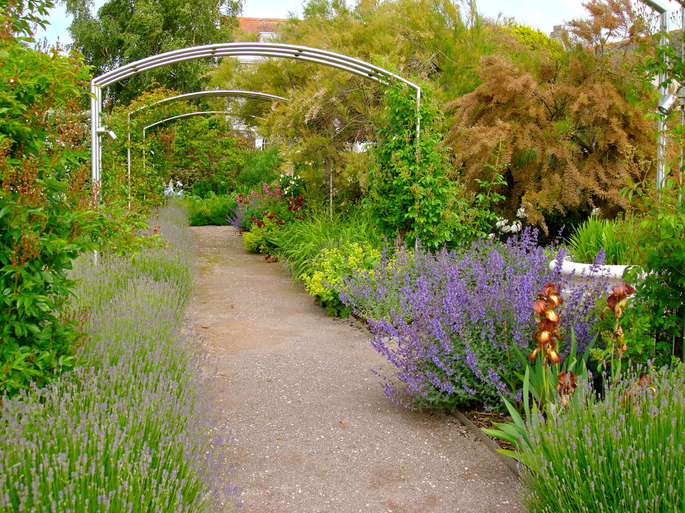 Ispirazione per un giardino classico dietro casa con ghiaia