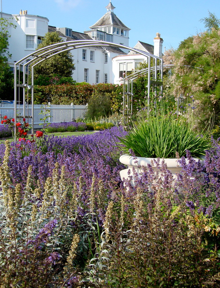 Foto di un giardino classico esposto in pieno sole dietro casa