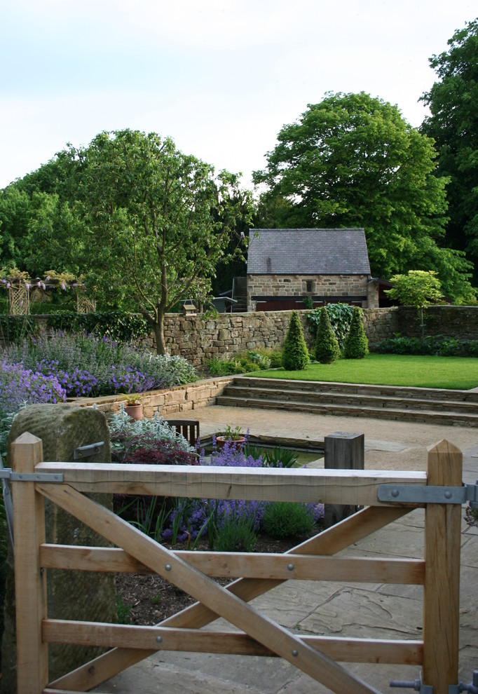 На фото: участок и сад на заднем дворе в классическом стиле