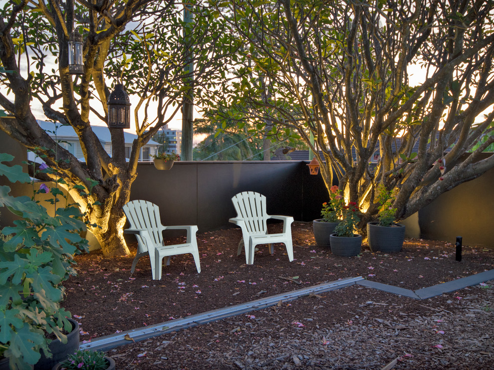 Esempio di un giardino xeriscape chic esposto a mezz'ombra di medie dimensioni e davanti casa con pavimentazioni in pietra naturale
