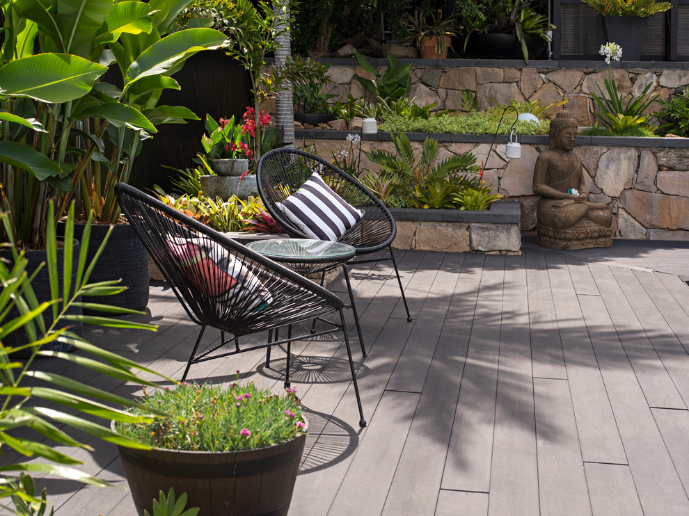 Идея дизайна: засухоустойчивый сад на заднем дворе в морском стиле с подпорной стенкой, полуденной тенью и настилом