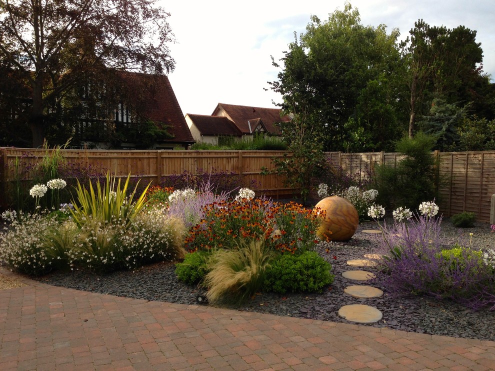 This is an example of a medium sized contemporary garden in Buckinghamshire.