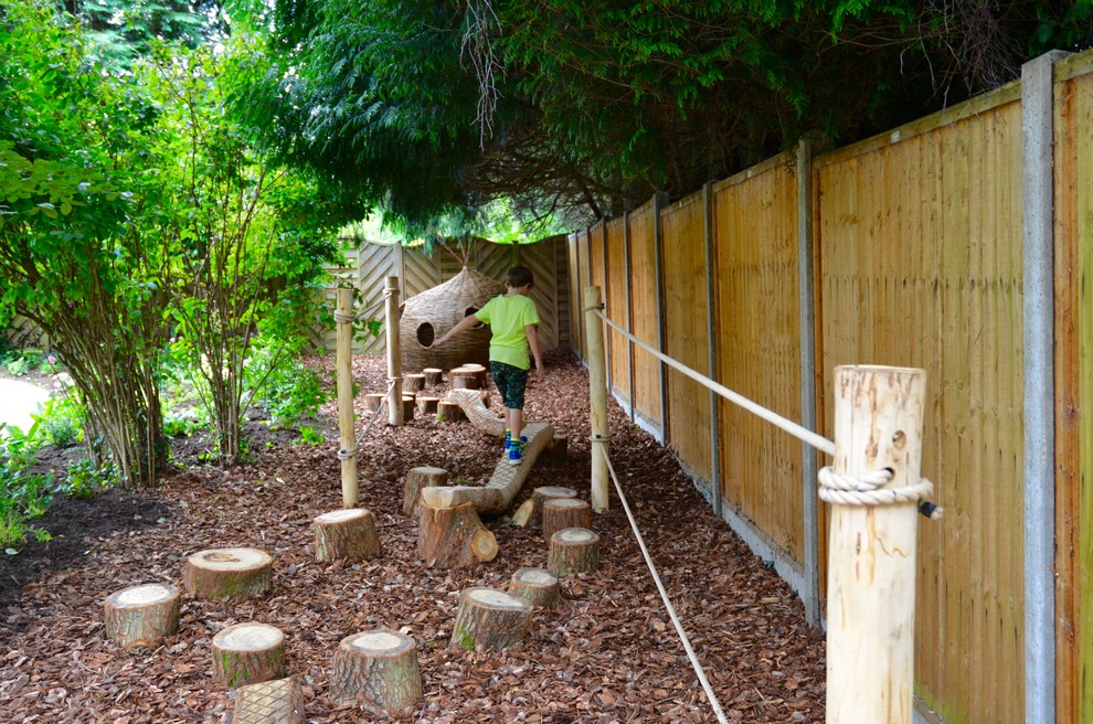 Mittelgroßer Klassischer Garten mit Spielgerät und Mulch in Hertfordshire