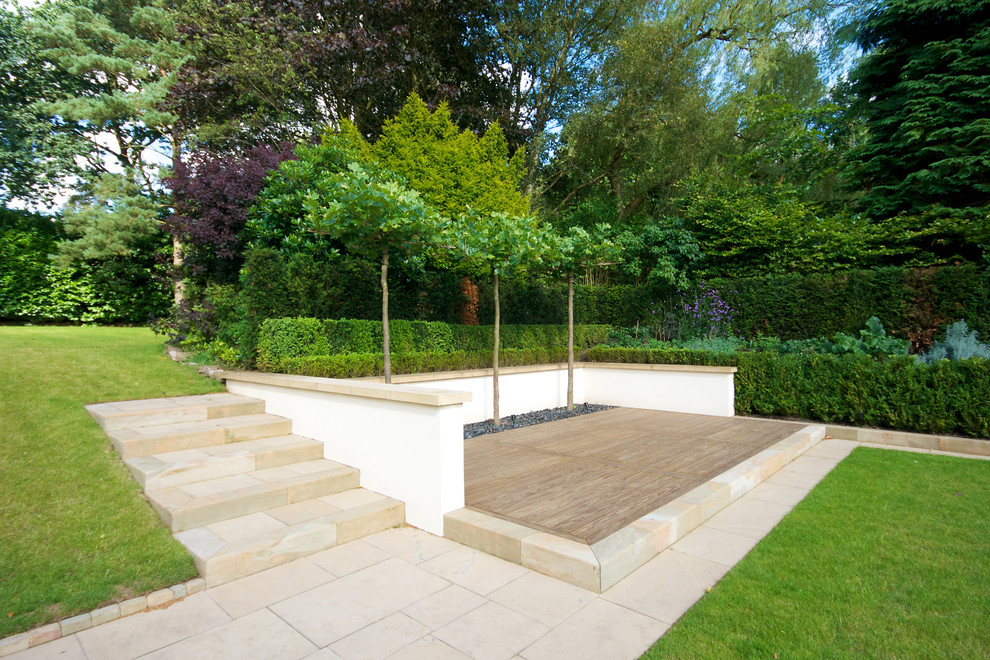Inspiration pour un jardin design avec une terrasse en bois.