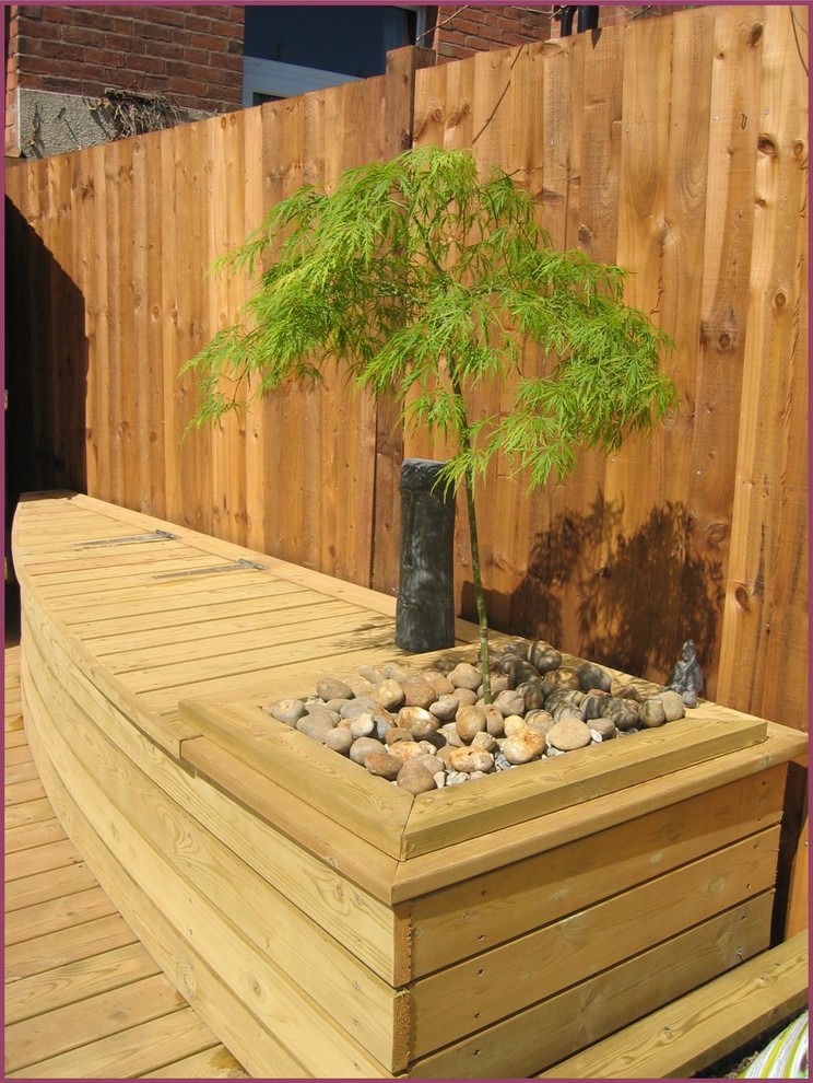 Inspiration for a modern landscaping in West Midlands.
