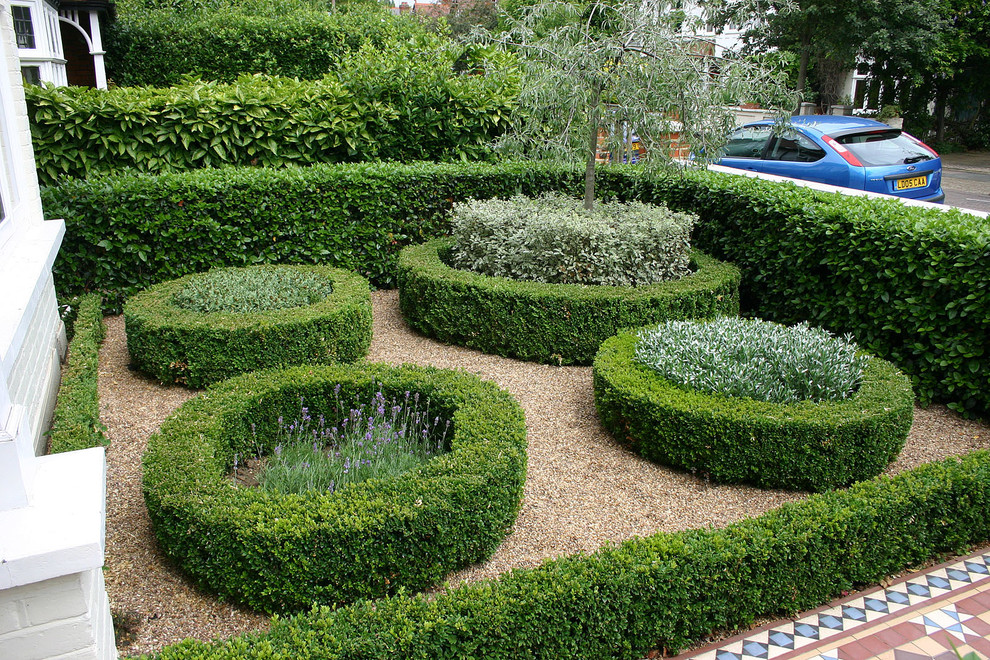 ロンドンにあるトラディショナルスタイルのおしゃれな整形庭園の写真