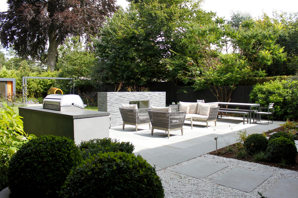 Стильный дизайн: летний регулярный сад среднего размера на заднем дворе в современном стиле с местом для костра, полуденной тенью и покрытием из каменной брусчатки - последний тренд