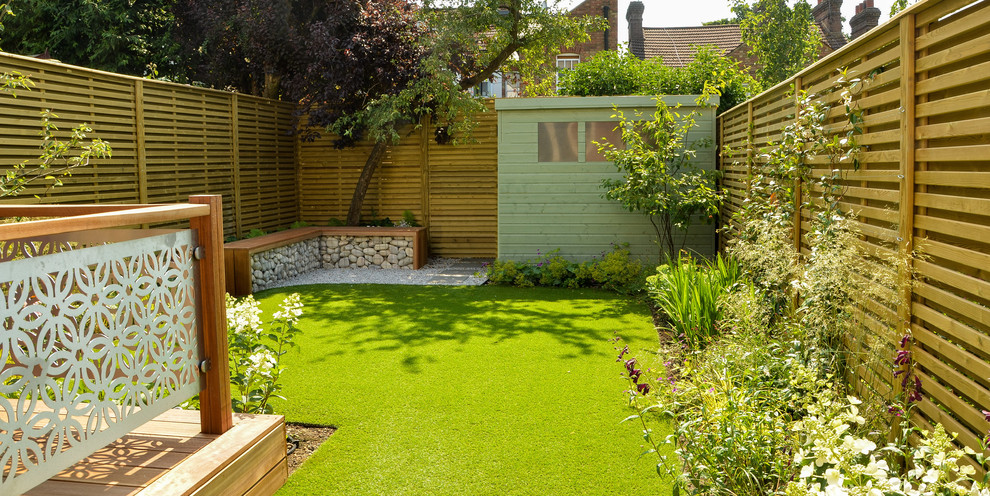 Mittelgroßer, Halbschattiger Moderner Garten im Sommer, hinter dem Haus mit Dielen in London
