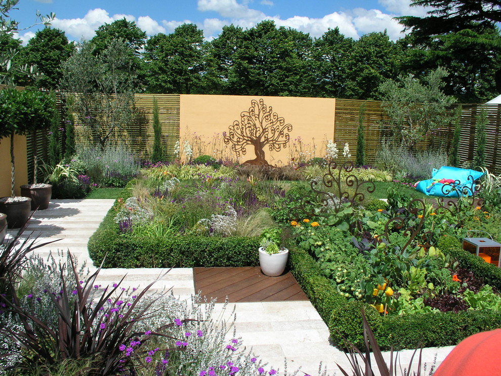 Stilmix Vorgarten mit Auffahrt, direkter Sonneneinstrahlung und Natursteinplatten in London