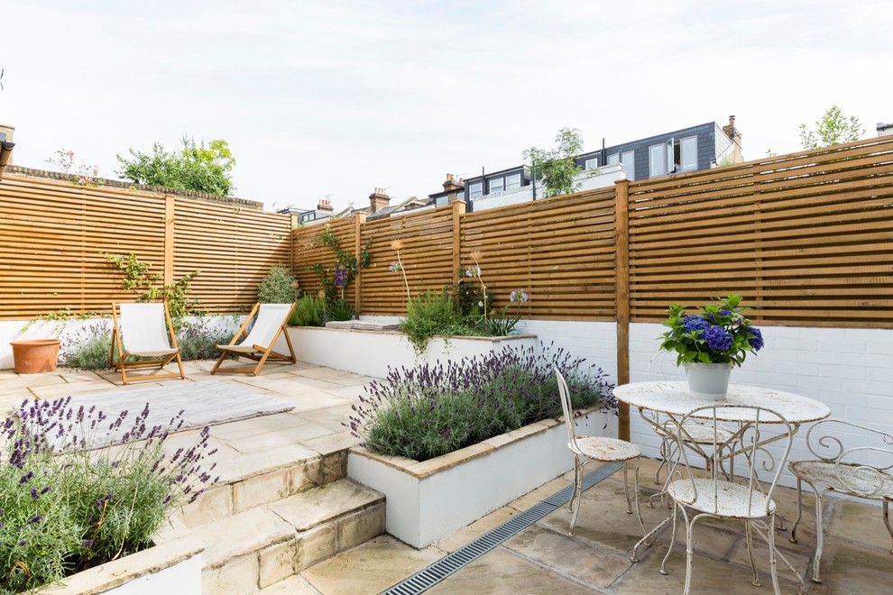 Geometrischer, Mittelgroßer, Halbschattiger Klassischer Garten im Sommer, hinter dem Haus mit Natursteinplatten in London