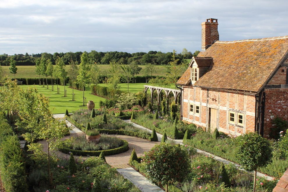 Пример оригинального дизайна: участок и сад среднего размера в стиле кантри