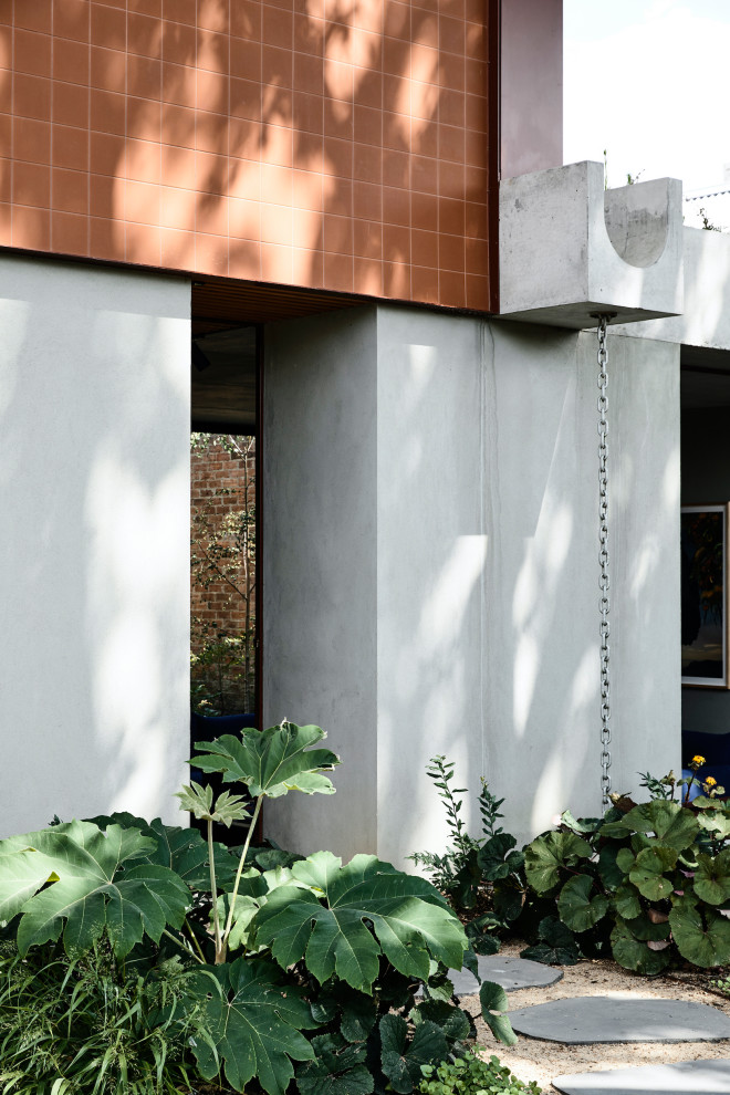 Foto di un giardino minimalista davanti casa con pavimentazioni in pietra naturale