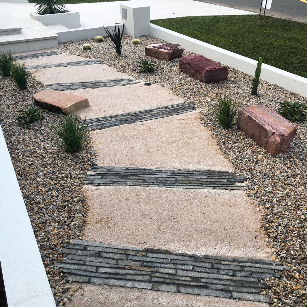 Idee per un giardino design esposto in pieno sole di medie dimensioni e davanti casa con pavimentazioni in pietra naturale