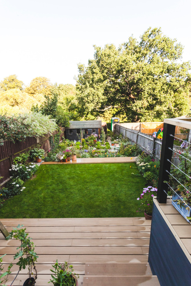 Idee per un giardino contemporaneo esposto in pieno sole di medie dimensioni e dietro casa in estate con pedane