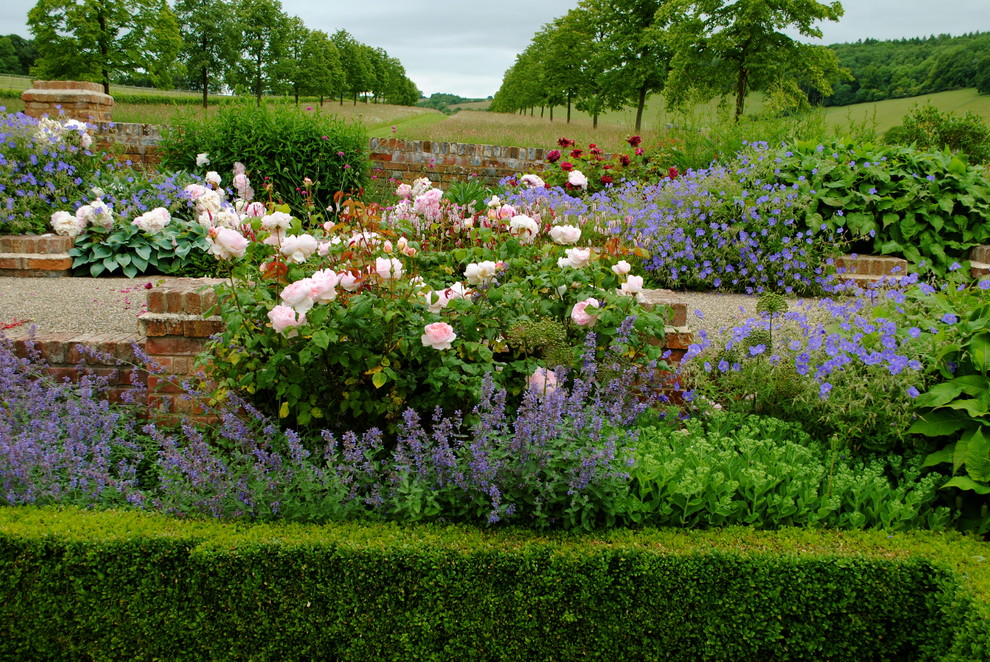 Design ideas for a farmhouse landscaping in Oxfordshire.