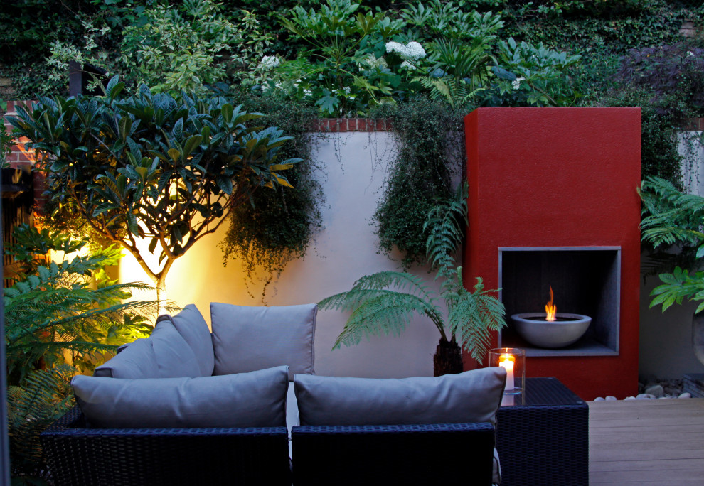 Geometrischer, Kleiner, Halbschattiger Moderner Gartenkamin hinter dem Haus mit Dielen in Surrey