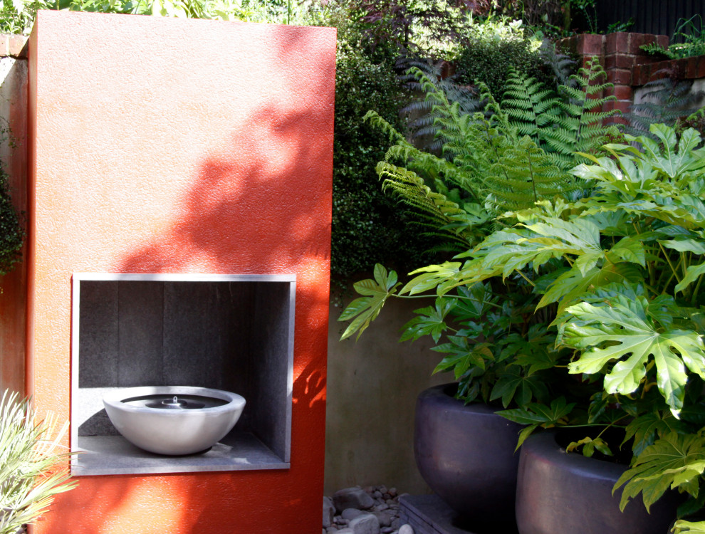 Geometrischer, Kleiner, Halbschattiger Moderner Gartenkamin hinter dem Haus mit Dielen in Surrey
