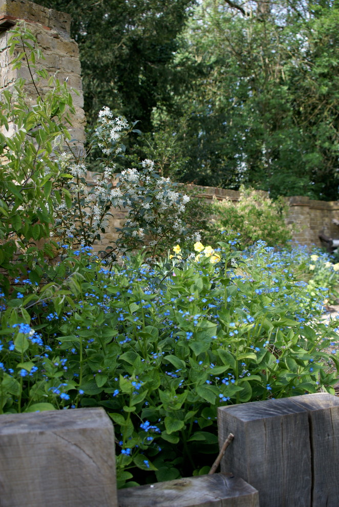 На фото: участок и сад среднего размера на заднем дворе в стиле кантри с полуденной тенью с