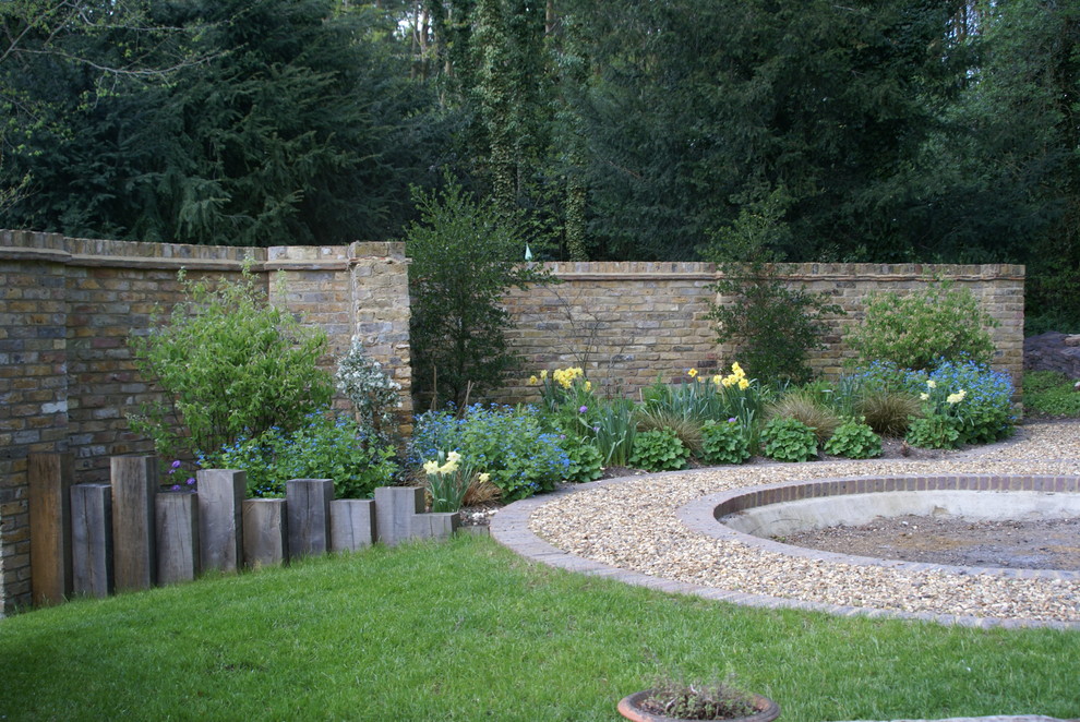 Aménagement d'un jardin arrière campagne de taille moyenne avec une exposition partiellement ombragée.