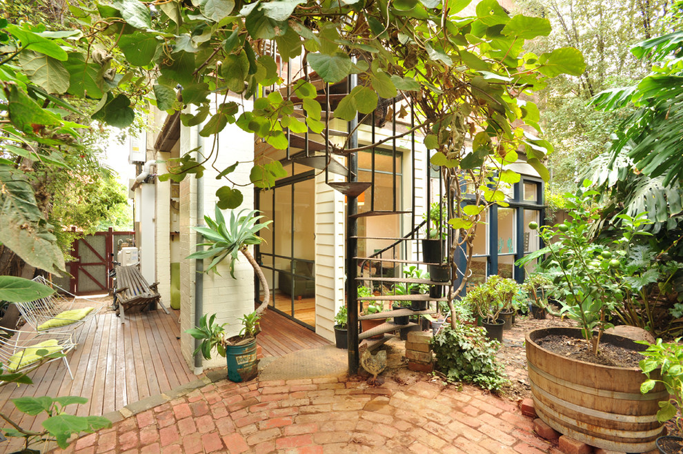Ejemplo de jardín clásico renovado de tamaño medio en patio trasero con jardín de macetas, jardín francés, exposición reducida al sol y adoquines de ladrillo
