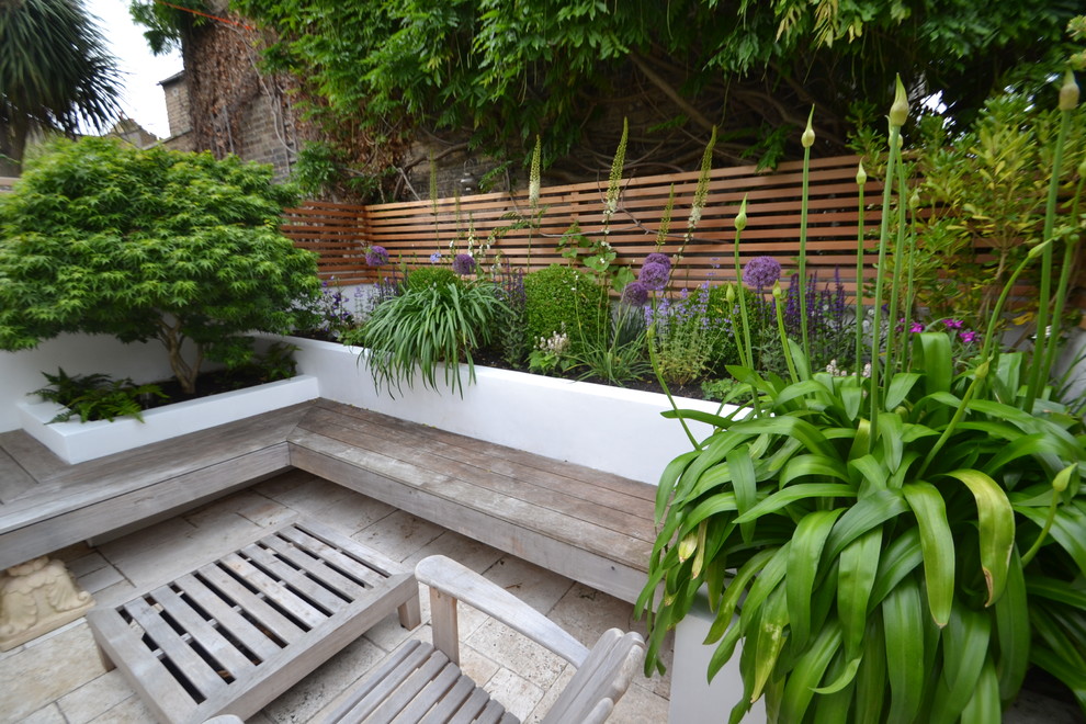 Aménagement d'un jardin arrière contemporain de taille moyenne et l'été avec une exposition ensoleillée et des pavés en pierre naturelle.