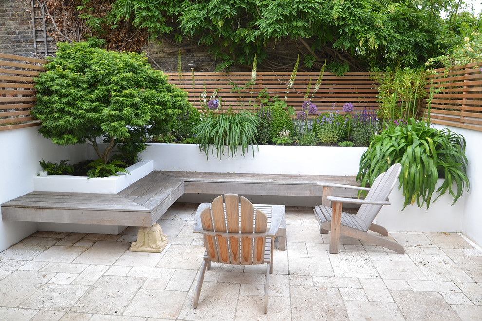 Diseño de jardín contemporáneo de tamaño medio en verano en patio trasero con exposición total al sol y adoquines de piedra natural