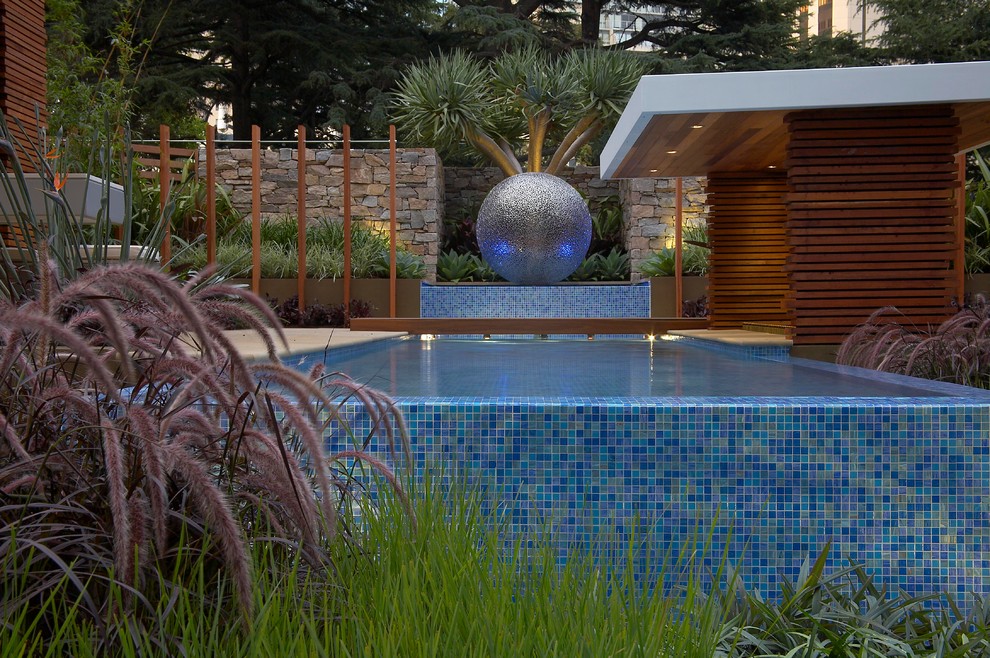 Photo of a contemporary landscaping in Melbourne.