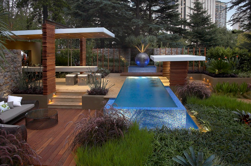 Идея дизайна: участок и сад в современном стиле с подпорной стенкой