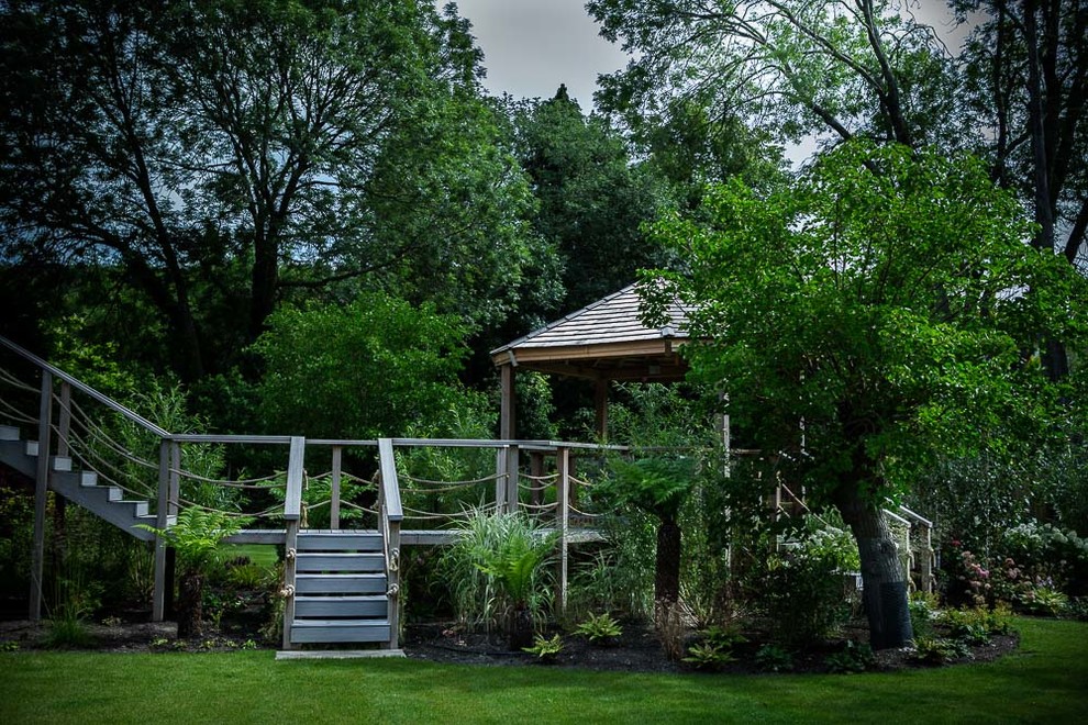 Photo of a contemporary garden in Buckinghamshire.