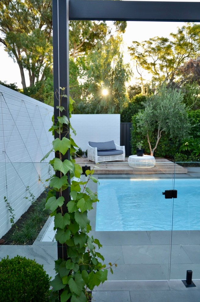 Ispirazione per un giardino moderno esposto in pieno sole di medie dimensioni e dietro casa in autunno con pavimentazioni in pietra naturale