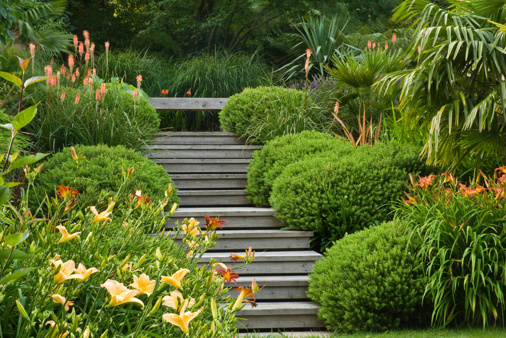 Esempio di un giardino moderno esposto a mezz'ombra di medie dimensioni in estate con un pendio, una collina o una riva e pedane