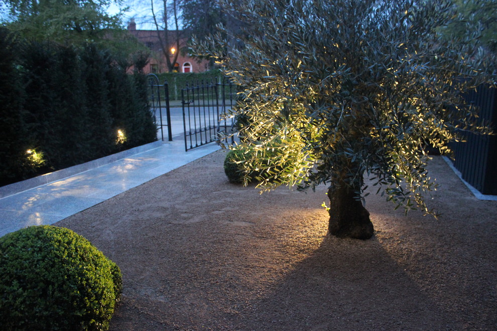 Exemple d'un petit jardin avant victorien l'été avec une exposition ensoleillée et des pavés en pierre naturelle.