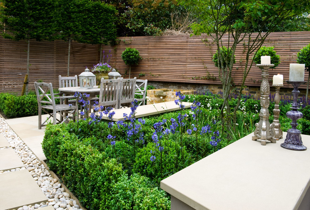 Geometrischer, Kleiner, Halbschattiger Stilmix Garten im Sommer, hinter dem Haus mit Wasserspiel und Natursteinplatten in London