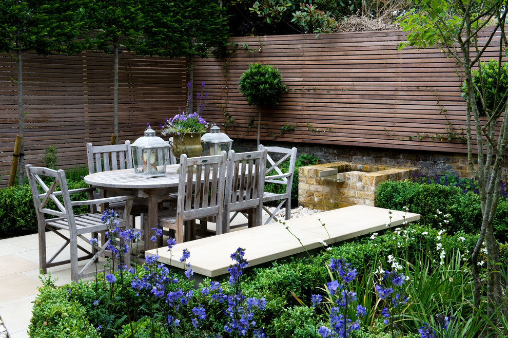 Geometrischer, Kleiner, Halbschattiger Eklektischer Garten im Sommer, hinter dem Haus mit Wasserspiel und Natursteinplatten in London