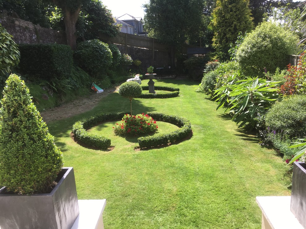Geometrischer, Mittelgroßer, Halbschattiger Garten hinter dem Haus in Devon