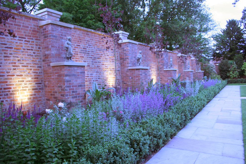 Diseño de jardín tradicional grande en verano con jardín francés, exposición total al sol y adoquines de piedra natural