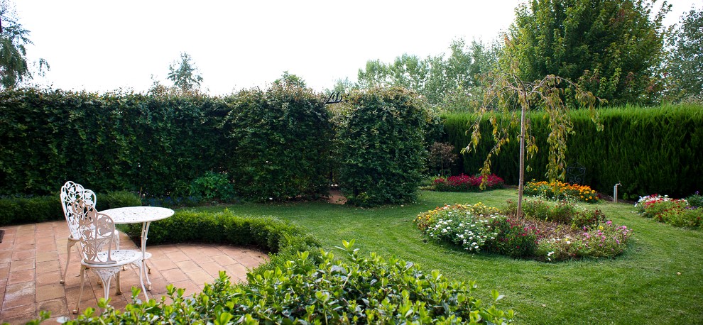 Inspiration pour un grand jardin traditionnel avec une exposition ensoleillée et des pavés en béton.