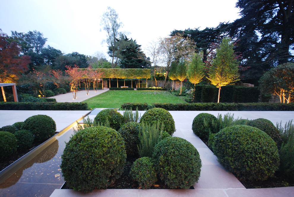 Großer, Geometrischer Moderner Japanischer Garten hinter dem Haus mit direkter Sonneneinstrahlung und Betonboden in London