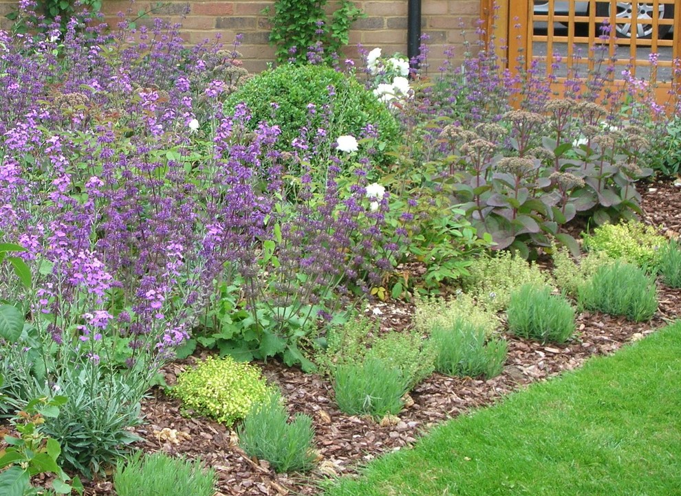 Свежая идея для дизайна: маленький солнечный, летний регулярный сад на переднем дворе в средиземноморском стиле с садовой дорожкой или калиткой и хорошей освещенностью для на участке и в саду - отличное фото интерьера