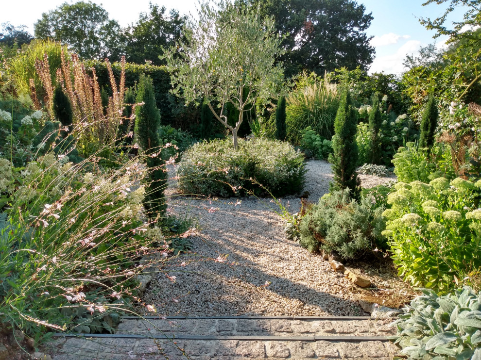 Esempio di un piccolo giardino country esposto in pieno sole dietro casa in estate con ghiaia