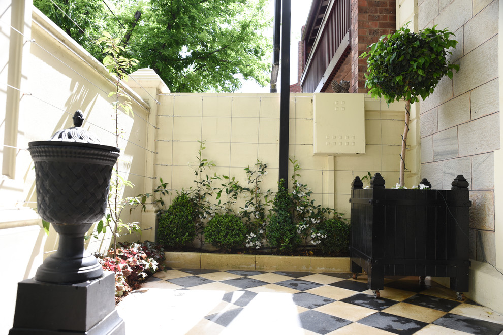Идея дизайна: маленький участок и сад на внутреннем дворе в классическом стиле с полуденной тенью и мощением тротуарной плиткой для на участке и в саду