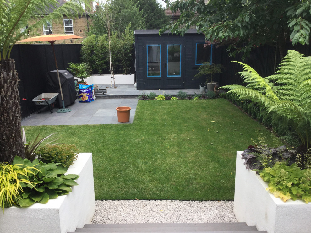 Foto di un giardino moderno esposto in pieno sole di medie dimensioni e dietro casa in estate con pavimentazioni in pietra naturale