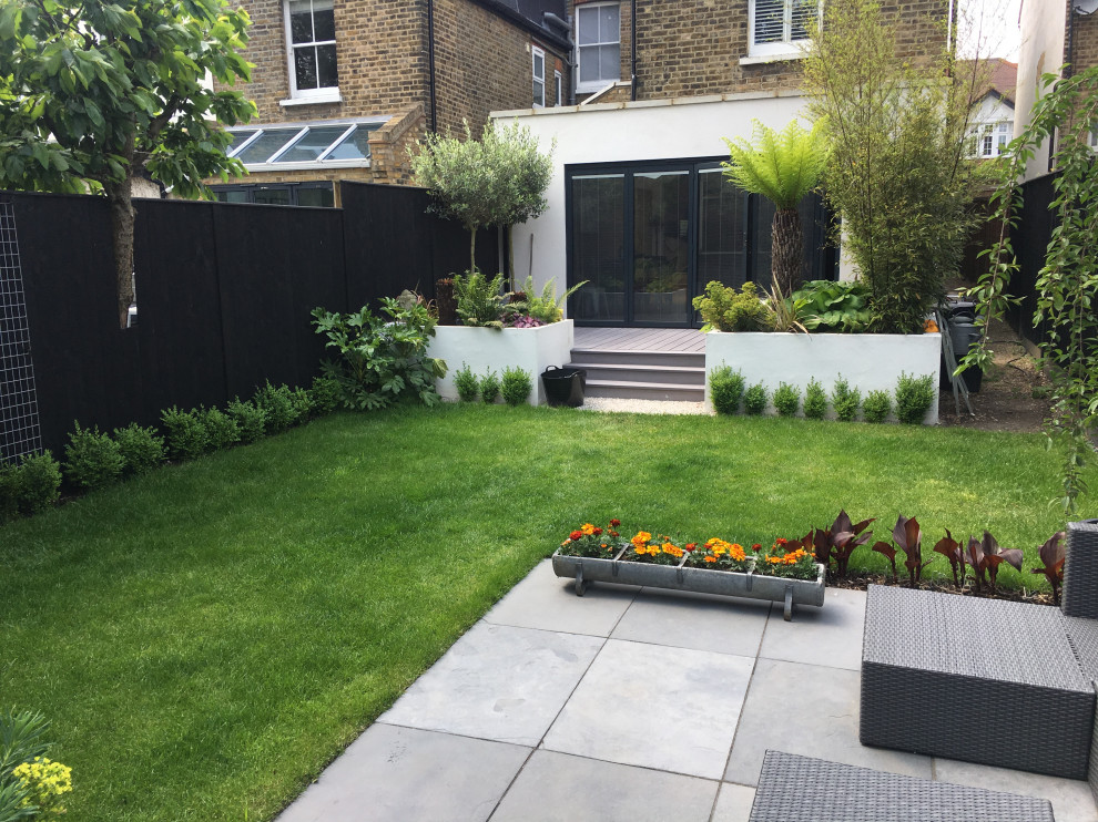 Esempio di un giardino minimalista esposto in pieno sole di medie dimensioni e dietro casa in estate con pavimentazioni in mattoni