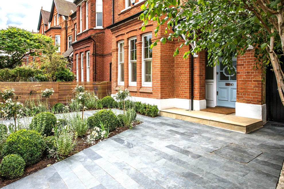 Moderner Vorgarten mit Auffahrt und Natursteinplatten in London