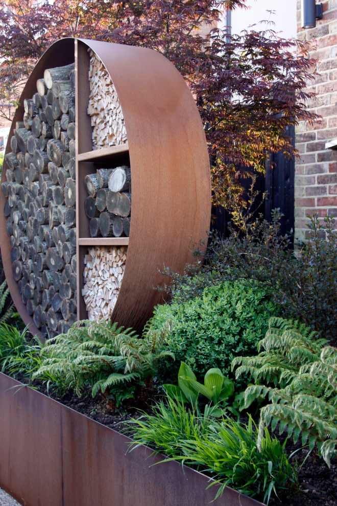 Esempio di un vialetto d'ingresso minimalista esposto in pieno sole di medie dimensioni e davanti casa in estate con ghiaia