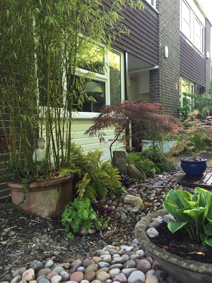 Ispirazione per un piccolo giardino design esposto a mezz'ombra davanti casa in autunno con ghiaia