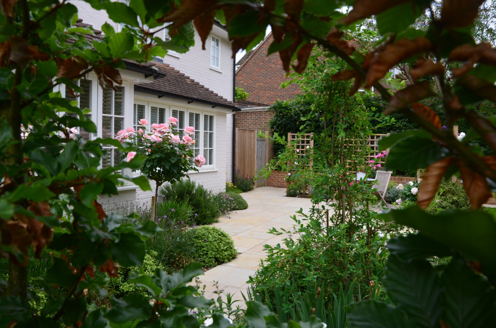 サリーにある夏のトラディショナルスタイルのおしゃれな庭 (日向、天然石敷き、ウッドフェンス) の写真