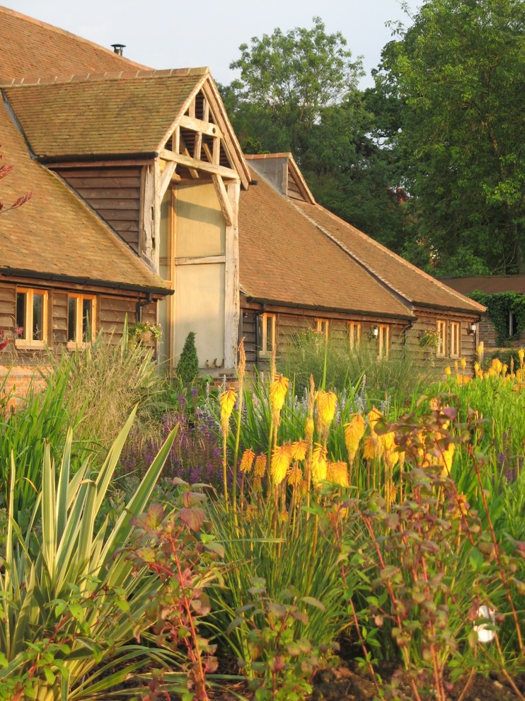 Photo of a contemporary garden in Berkshire.