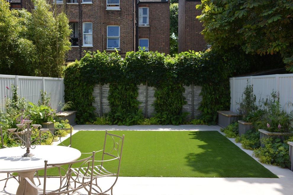 Diseño de jardín actual de tamaño medio en verano en patio trasero con jardín francés, jardín vertical, exposición total al sol y adoquines de piedra natural